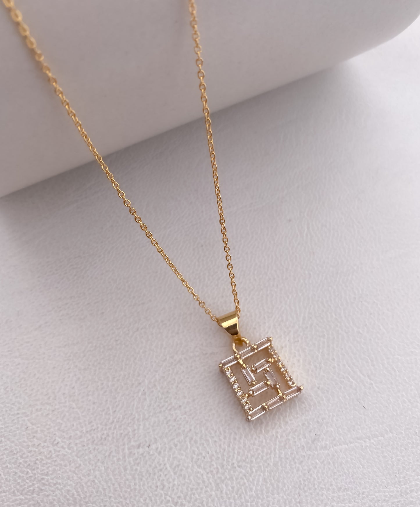 American Diamonds Diamond And Chowki Diamond All Plating Nice Chain Pendant (Necles) - Chain Pendal - Belleza Jewels