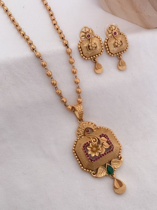 Brass High Gold Pleted Big Fancy Pendant Set Belleza Jewels