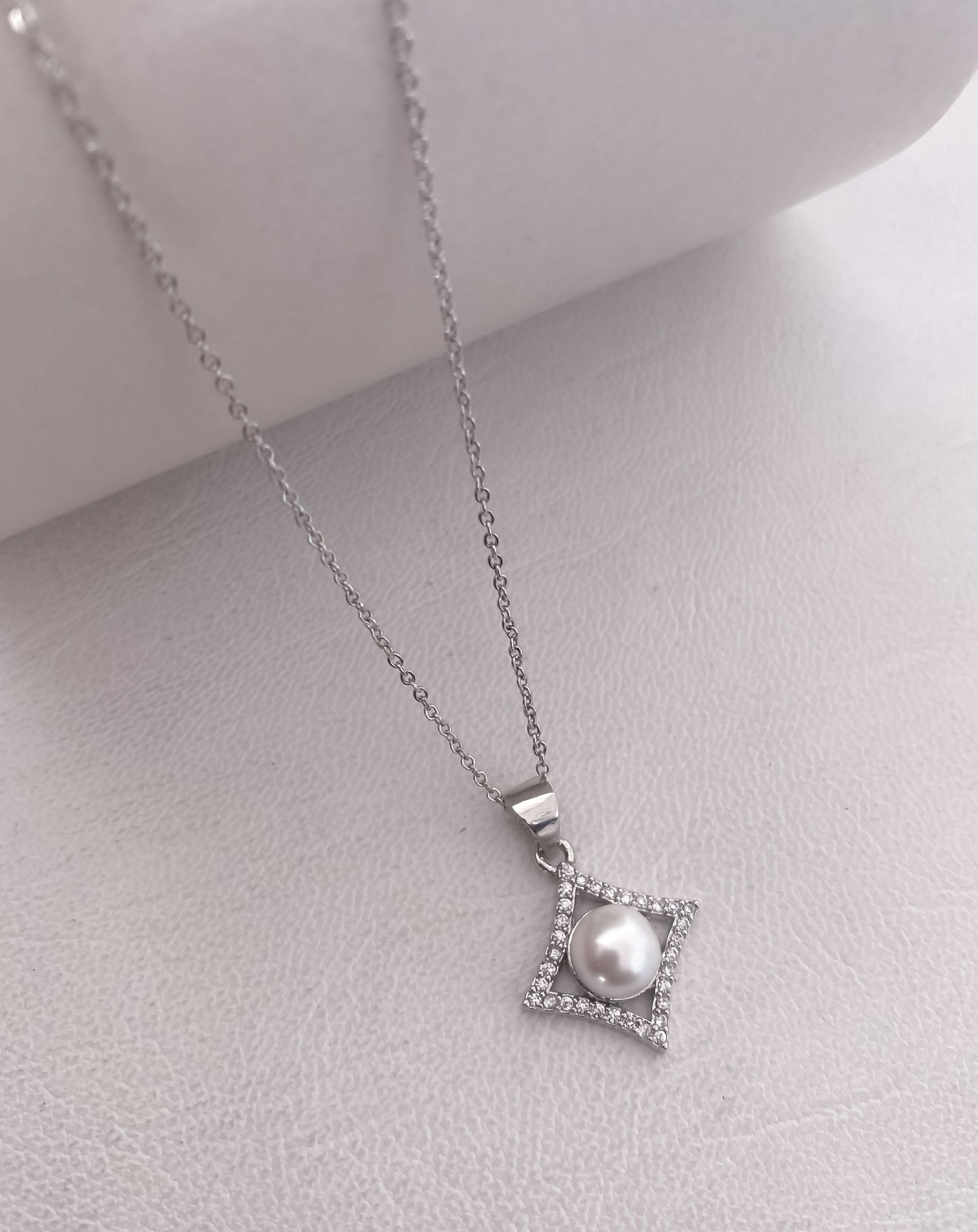 American Diamonds Diamond Real gold Delicate Design Rose Gold Silver and Gold Plated white Pearl Necklace - Chain Pendal - Belleza Jewels